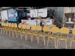 Des chaises à manger empilées en style nordique avec un design minimaliste