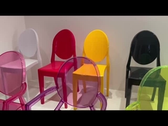 Une chaise fantôme rose avec des bras