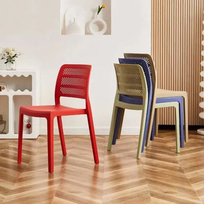 acheter Chaise de salle à manger spécifique Simple Style Empilage Chaise en plastique en PP Couleurs OEM 55*46*45*86cm pour salle à manger fabrication en ligne