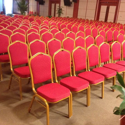 Chaises de banquet en Bourgogne empilées Chaises de salle de banquet en fer
