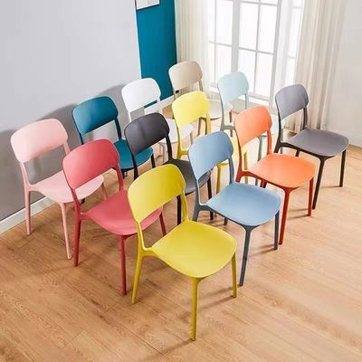 Meubles de salle à manger d'hôtel Chaises empilables Couleurs personnalisées Conception nordique pour salle à manger moderne