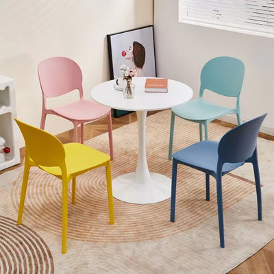 Des chaises de cuisine en plastique en PP modernes et empilables dans un style de design coloré populaire pour la cuisine