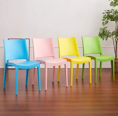 Chaises de salle à manger en extérieur empilées PP Meubles de maison en plastique Couleurs personnalisées N.W. 4.5KGS G.W. 21KGS Pour la maison design simple