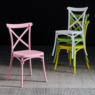 Hôtel mariage événement PP chaises de salle à manger en plastique rose empilable personnalisé X dos croisé