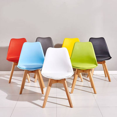 Chaises en plastique modernes du milieu du siècle