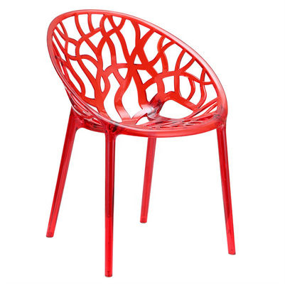 Des chaises de salle à manger en polypropylène plastique coloré avec emballage du courrier