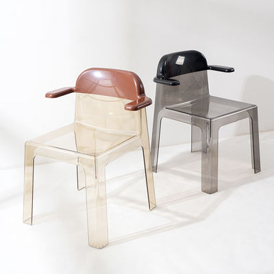 Des chaises de salle à manger en acrylique transparente