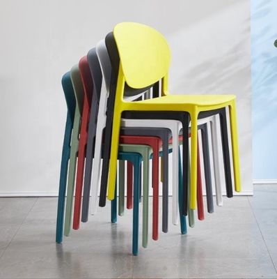 Des chaises à manger empilées en style nordique avec un design minimaliste