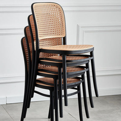 Chaise à dos haut en plastique siège en rotin noir