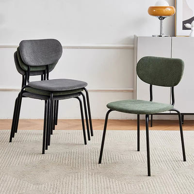 Chaise à manger en velours ou en cuir avec des jambes métalliques réglables