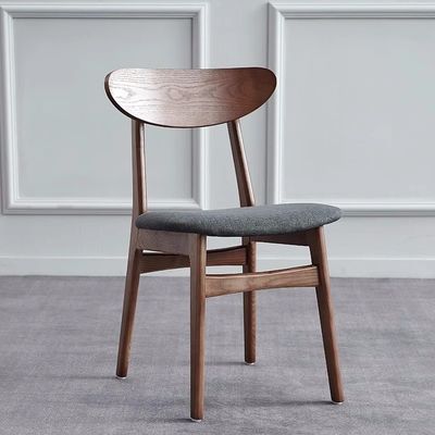 Chaises traditionnelles en bois marron foncé pour cuisine et restaurant