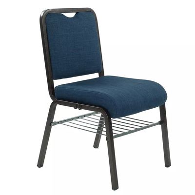 Des chaises d'église empilées, un design et une finition de peinture à l'eau pour un look moderne.